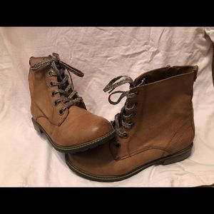 Cat and Jack military boot in tan size 6Y (7.5)